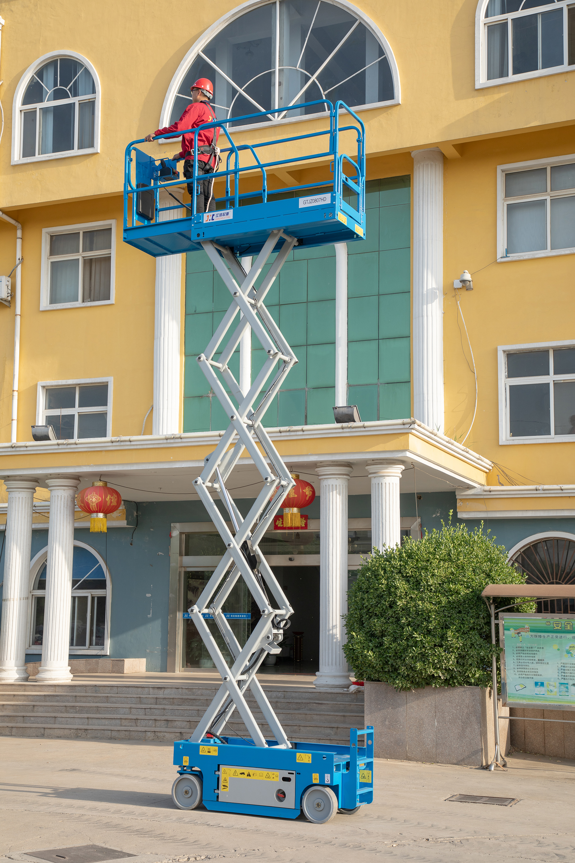 江河：大8米剪叉式高空作業平臺