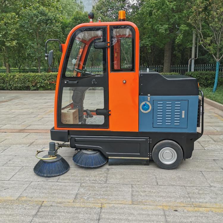 出售新能源自動掃地車 小型駕駛式吸塵灑水車 電動掃地車
