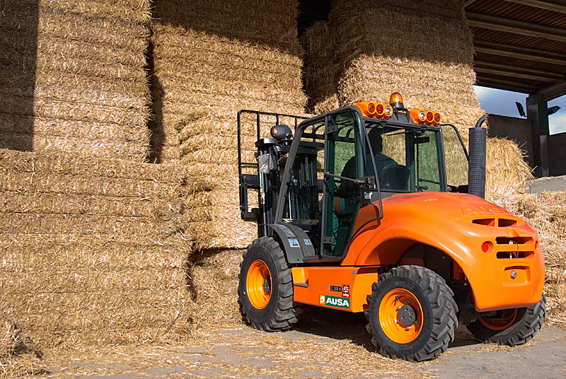 西班牙奧薩C300H內燃越野叉車 C300H-granja-agricultura-2