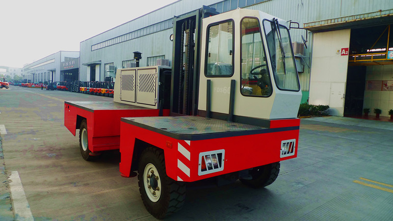 內(nèi)燃側(cè)面叉車(chē)（3 5 6噸） FDS50