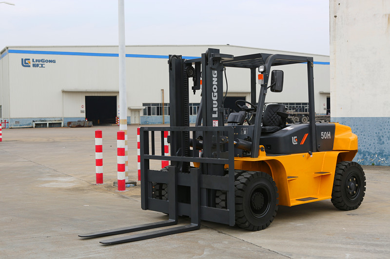 CLG2050H/60H/70H系列內(nèi)燃叉車(chē) CLG2050H/60H/70H